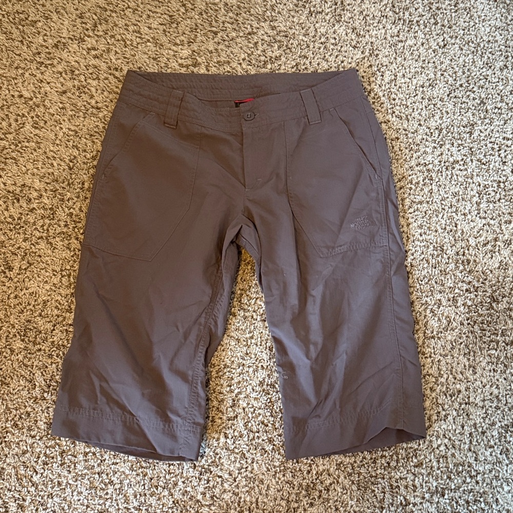 THE NORTH FACE WOMENS GRAY longer style SHORTS SIZE 8 GUC B1015